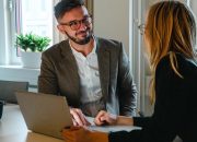 tva revisorer pratar med varandra pa kontoret